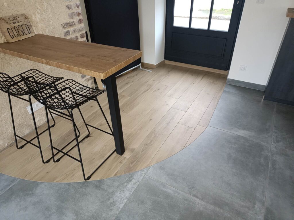 Pose d'un carrelage effet bois et gris avec découpe en arrondi