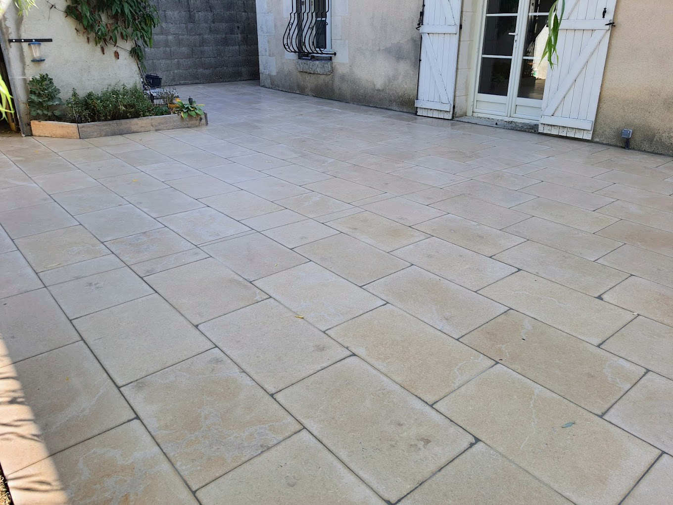 Réalisation d'un dallage en travertin