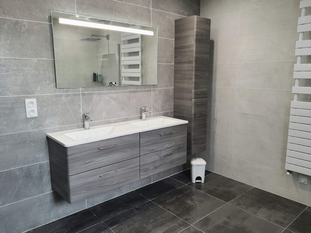 Réalisation du mur et du sol d'une salle de bain dans les tons gris